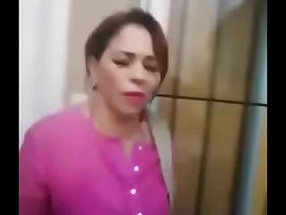 Señora latina en tanga